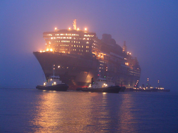 Cruiseschip ms Queen Mary II van Cunard Line aan de Cruise Terminal Rotterdam